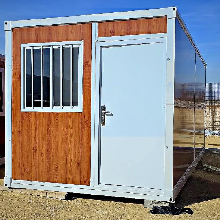 Разгъваема къща 12 м² – вход и прозорец